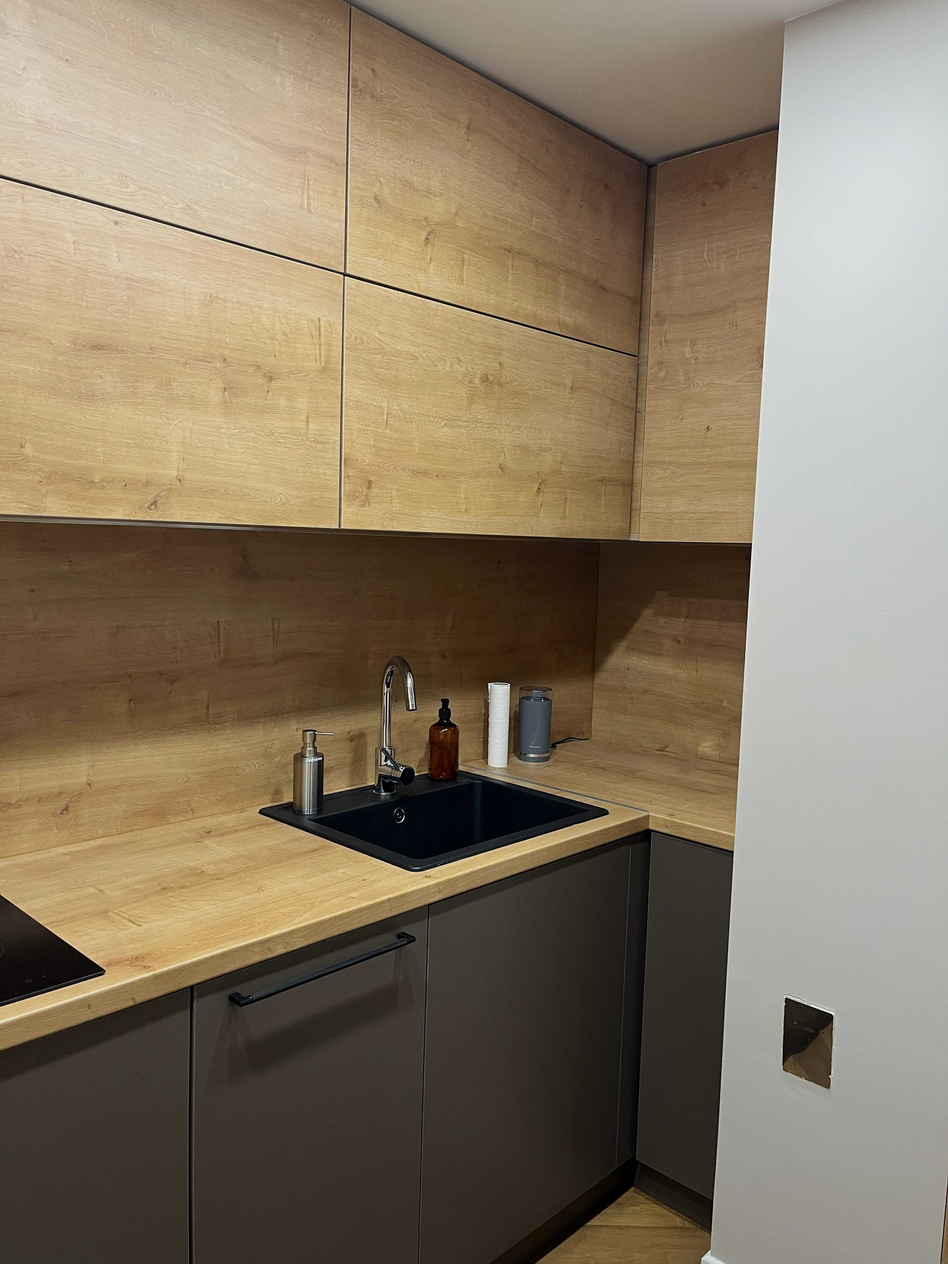 Sarok kialakítású konyhai munkapult és mosogató egyedi asztalos kivitelben