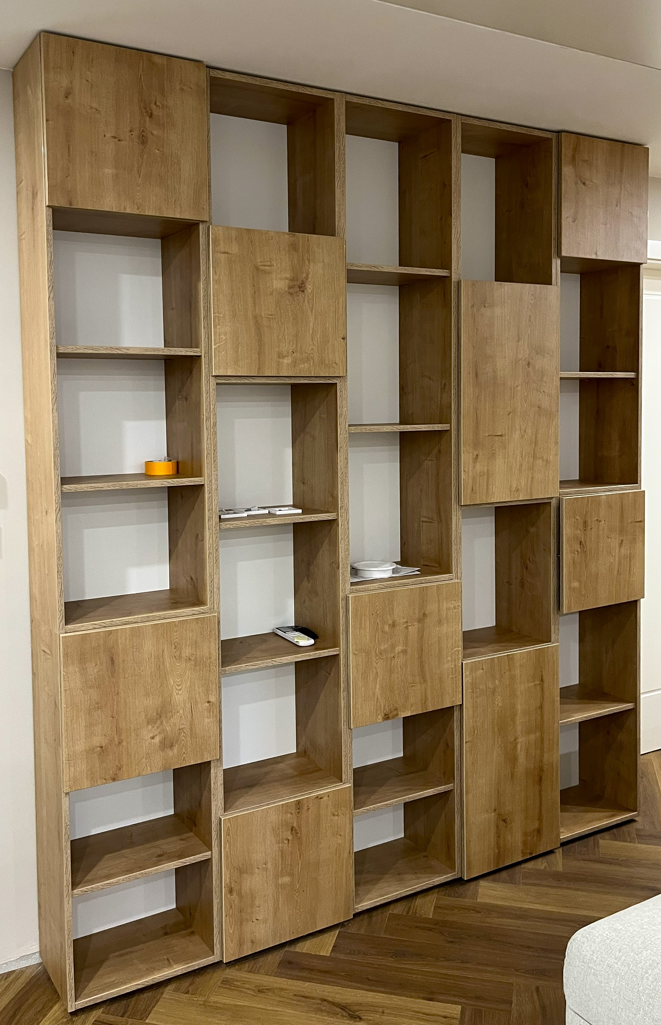 Egyedi nyitott és zárt elemekből álló könyvespolc és tárolórendszer