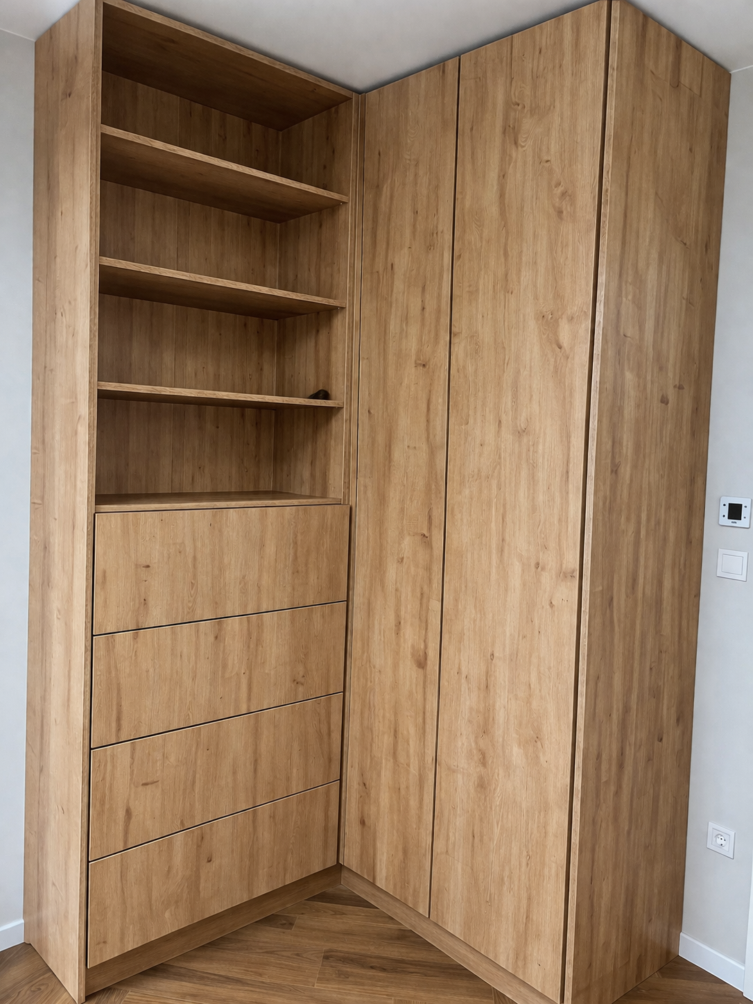 Beépített sarokszekrény és fiókos tároló természetes fa mintázattal